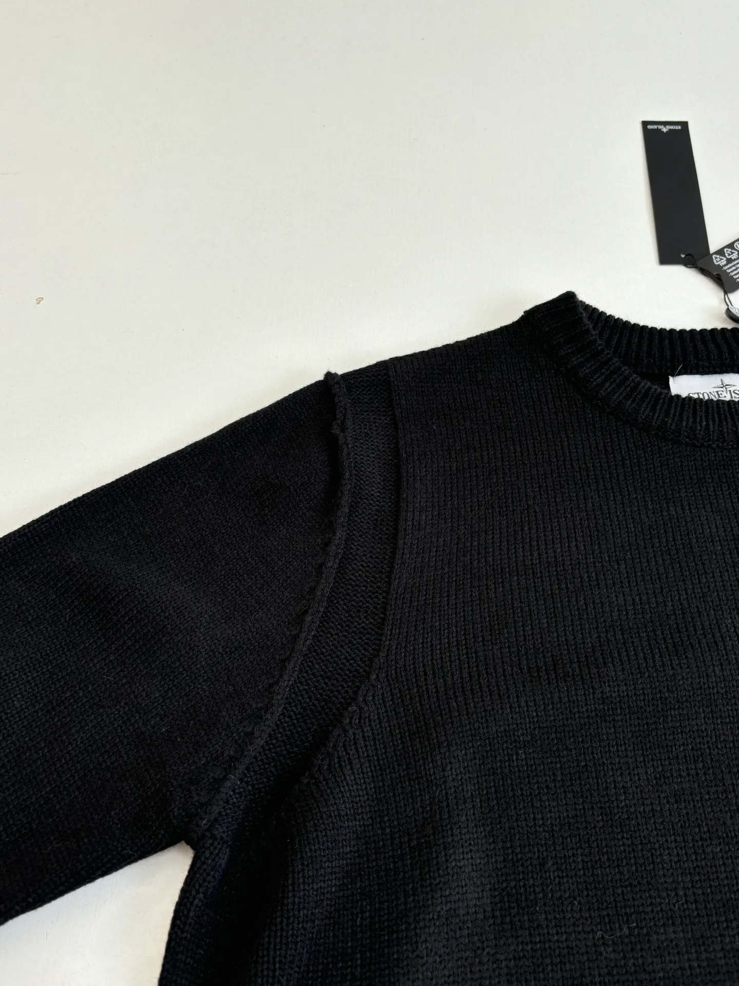 P410 Stone islan*/stone island solid color basic armband round neck knitted sweater. The original version was purchased and developed by 2488. The fabric is made of wool yarn blended nylon. The overall comfort is more skin-friendly than the original version. The YB upper body is particularly tight. We adjusted the overall feel and skin-friendly feeling based on the original wool yarn quality. Both are more comfortable and breathable than the ZP upper body. There is no difference between the stripes and the original version. And it can be done with full grade. Supports random detection of wool content. We ensure that every item our customers receive is of high quality. It also needs to be taken to the tatting factory for secondary processing. Stone Island armband, the overall wiring is straight and delicate, the fabric is comfortable and soft, the color is consistent without color difference Size: S/M/L/XL